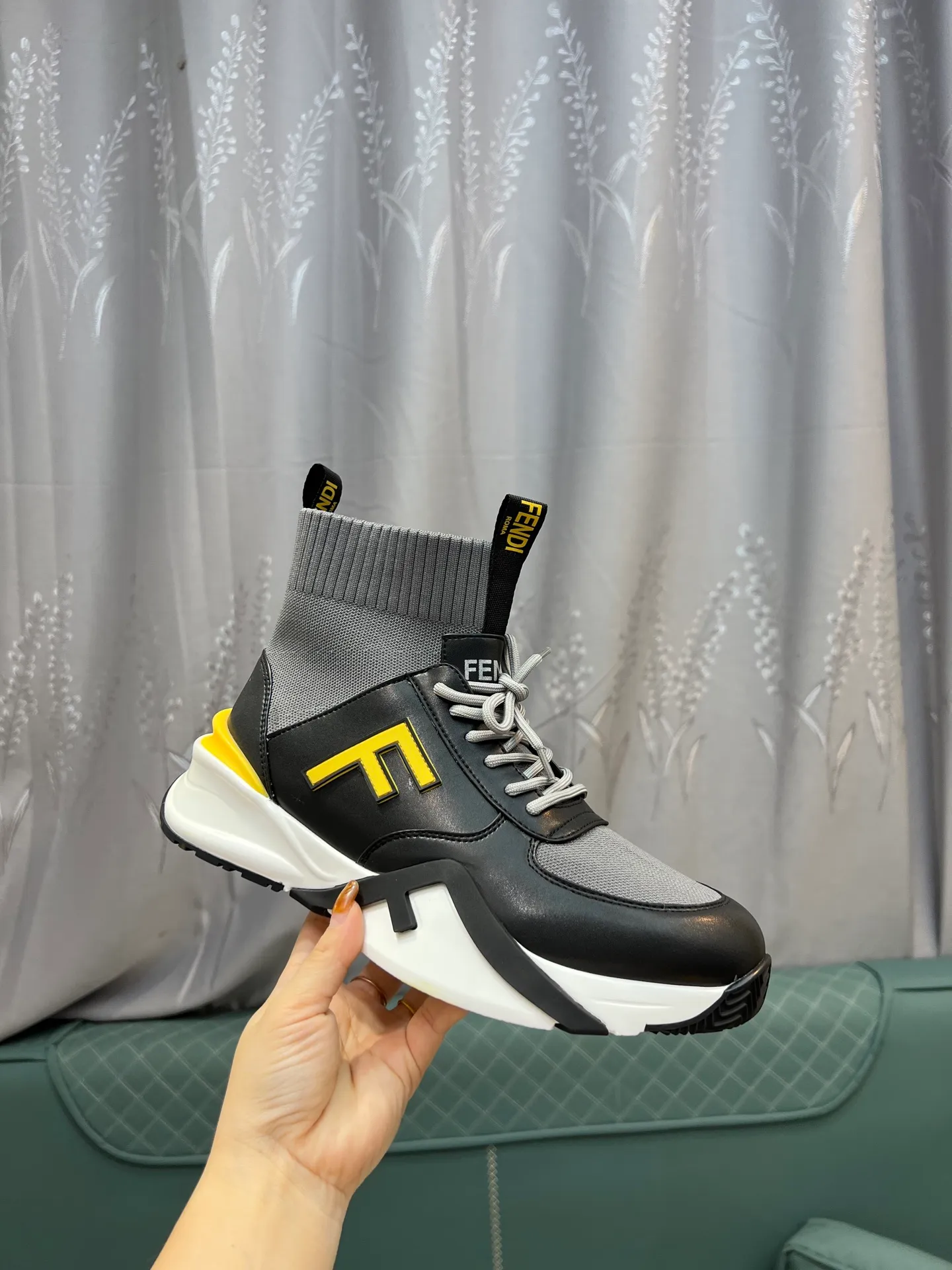 Men's shoes 💰580 FENDI men's fashion casual shoes 👟Hot sale🔥Official website 1:1 replica ⬆️Original quality - Original leather - Original breathable mesh lining Original outsole 1:1 replica, code number 38-44 (45-46 customized)